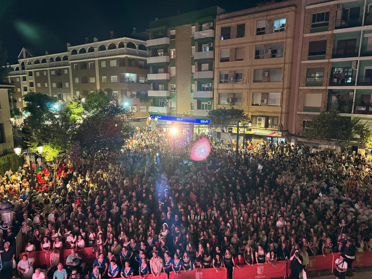 Lleno total a las puertas del Ayuntamiento de Paterna para disfrutar del tradicional Pregón de sus Fiestas Mayores 2024